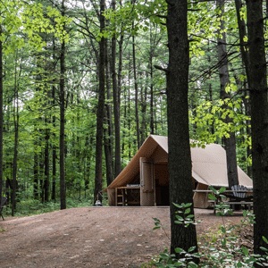 Le camping d'Oka a des tentes accessibles en fauteuil roulant.